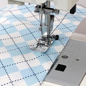 Stopka uniwersalna z bocznym prowadzeniem nici (chwytacz rotacyjny)