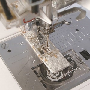 Stopka do obszywania długich dziurek Janome (rotacyjny 9mm)