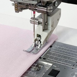 Wąska stopka AcuFeed Flex z górnym transportem do ściegu prostego (rotacyjny 9 mm)