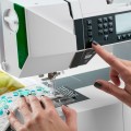 husqvarna-viking-designer-jade-35-maszyna-do-szycia-wieloczynnosciowa-sterowana-komputerowo-z-modulem-do-haftowania-120-programow-szycia-2.jpg