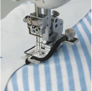 Stopka z centralnym prowadnikiem do coverów Janome i Elna