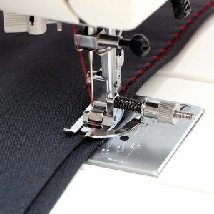 Stopka do ściegu krytego z regulowanym prowadnikiem Janome (wahadłowy)