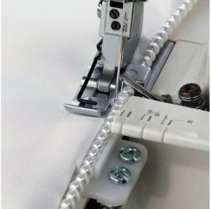 Stopka + prowadnik do wszywania koralików i pereł do owerloków Janome i Elna