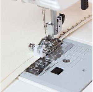 Stopka do ściegu krytego z regulowanym prowadnikiem Janome chwytacz ratacyjny